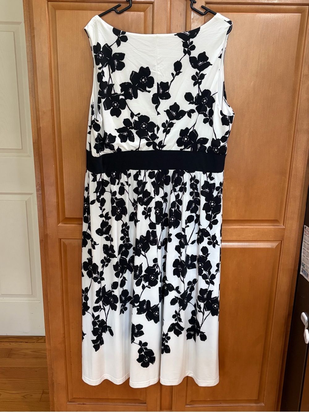 Dressbarn | Sleeveless Black & White Floral A-Line Dress - Picture 2 of 5